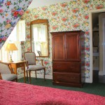 Cozy Colonial Room with One Queen